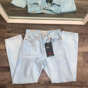 Wedgie Straight Light Wash Levi’s